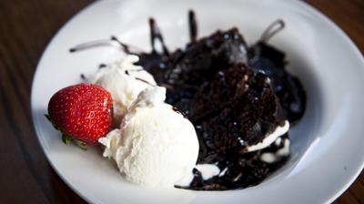 Brownie con helado y fresas