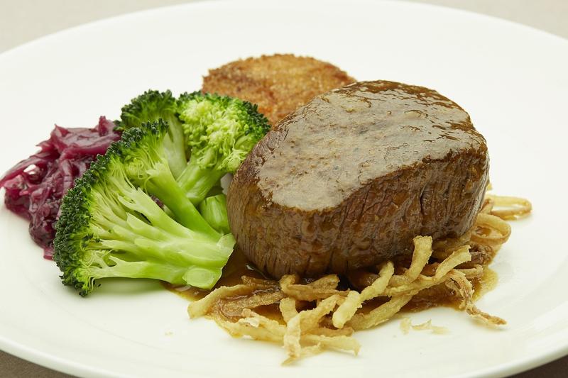 Medallón de solomito en salsa de jerez y champiñones