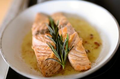 Salmón fresco en corteza de albahaca y salsa de balsámico