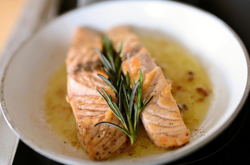 Salmón fresco en corteza de albahaca y salsa de balsámico