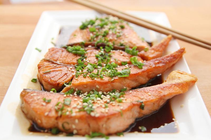 Salmón fresco en salsa de eneldo
