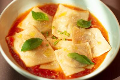 RAVIOLI ESPINACA Y RICOTA EN SALSA NAPOLITANA