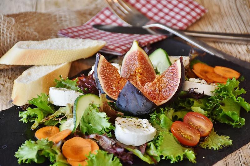 Ensalada de queso azul caliente con nueces y aderezo de uchuvas