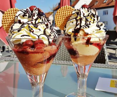 Copa de helado de vainilla con salsa de chocolate (fresas o cerezas)