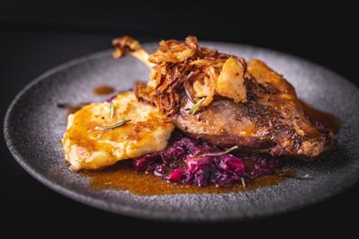 Confit de pato en salsa de uchuva