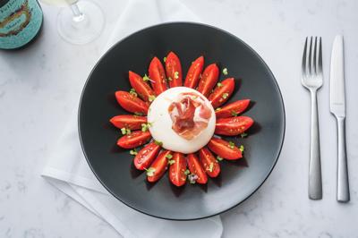 Burrata de búfala, acompañada de variedad de tomates marinados