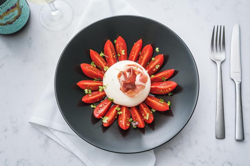 Burrata de búfala, acompañada de variedad de tomates marinados