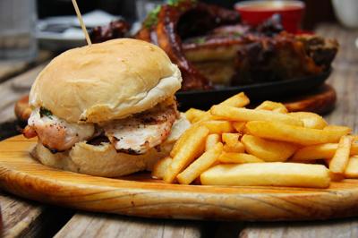 Hamburguesa kokoriko a la plancha + papas y bebida