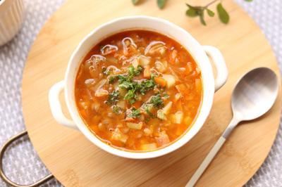 Sopa de fríjol con carne