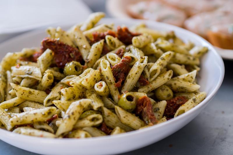 Pasta penne con salsa pesto